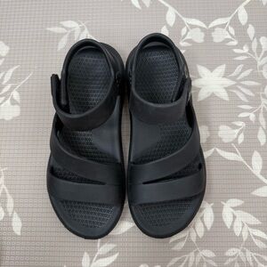 Muk Luks Essentials Black Velcro Rubber Sandal Size 9-10